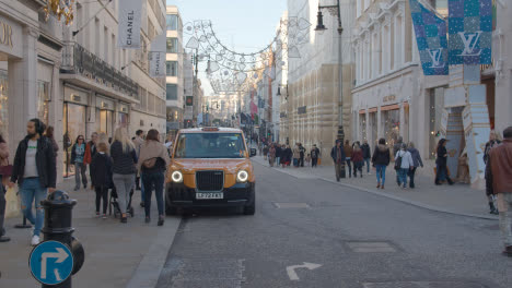 Luces-Y-Adornos-Navideños-Fuera-De-Las-Tiendas-De-Lujo-En-La-Zona-Comercial-3-Del-West-End-De-Londres