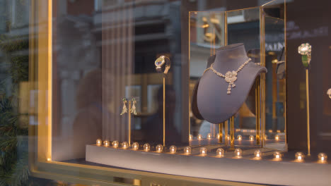 Schmuck-Schaufenster-Im-Bulgari-Store-Im-Londoner-West-End-Einkaufsviertel