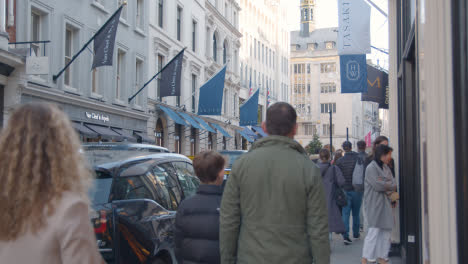 Luces-Y-Adornos-Navideños-Fuera-De-Las-Tiendas-De-Lujo-En-La-Zona-Comercial-4-Del-West-End-De-Londres