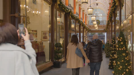 Luces-Y-Decoraciones-Navideñas-En-La-Zona-Comercial-1-De-London-Burlington-Arcade