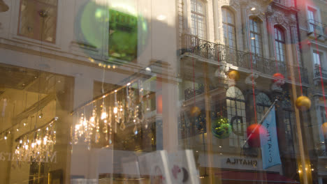 Luces-Y-Adornos-Navideños-En-El-Escaparate-De-La-Tienda-En-La-Zona-Comercial-De-London-Burlington-Arcade