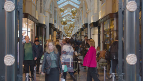 Weihnachtsbeleuchtung-Und-Dekorationen-Im-Einkaufsviertel-Burlington-Arcade-In-London-2