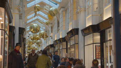 Luces-Y-Adornos-Navideños-En-La-Zona-Comercial-4-De-London-Burlington-Arcade