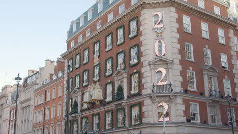 Exterior-Of-Fortnum-And-Mason-Food-Store-Decorated-For-Christmas