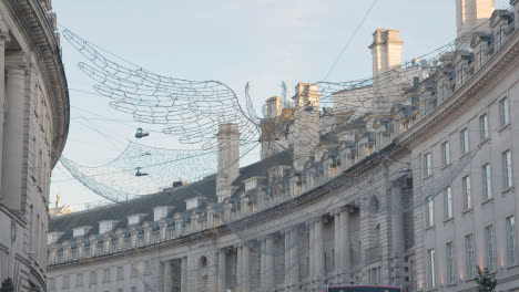 Nahaufnahme-Von-Engel-Weihnachtslicht-Dekoration-über-Geschäfte-Auf-London-Uk-Regent-Street