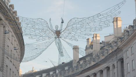 Cerca-De-La-Decoración-De-Luces-Navideñas-De-ángel-En-Las-Tiendas-De-Londres,-Reino-Unido,-Regent-Street-2