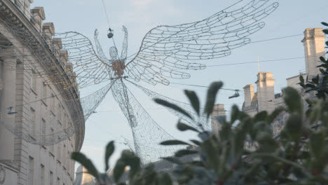 Cerca-De-La-Decoración-De-Luces-Navideñas-De-ángel-En-Las-Tiendas-De-Londres,-Reino-Unido,-Regent-Street-2