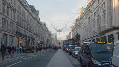 Exterior-De-Tiendas-Decoradas-Para-Navidad-En-London-Uk-Regent-Street-Durante-El-Día