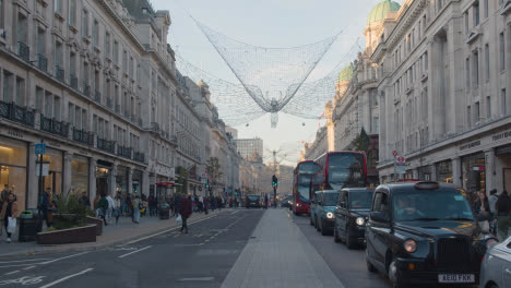 Exterior-De-Tiendas-Decoradas-Para-Navidad-En-London-Uk-Regent-Street-En-El-Día-1