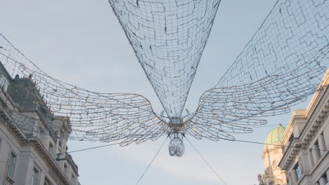 Primer-Plano-De-La-Decoración-De-Luces-Navideñas-De-ángel-En-Las-Tiendas-De-Regent-Street,-Londres,-Reino-Unido-Durante-El-Día