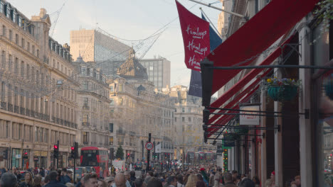 Compradores-En-Regent-Street,-Londres,-Reino-Unido-Decorados-Para-Navidad-Fuera-De-La-Tienda-De-Juguetes-Hamley&#39;s-En-El-Día-2