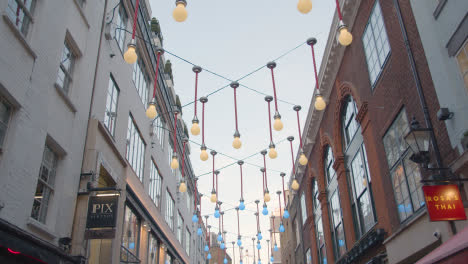 Geschäfte-Und-Restaurants-In-London-Uk-Ganton-Street-1-Zu-Weihnachten-Dekoriert