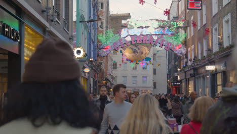 Äußeres-Der-Geschäfte,-Die-Für-Weihnachten-Auf-London-Uk-Carnaby-Street-1-Dekoriert-Sind