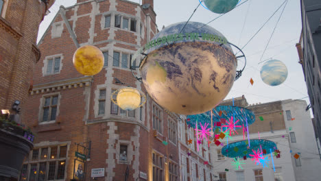 Cerca-De-Adornos-Navideños-Por-Encima-De-Londres-Reino-Unido-Carnaby-Street-6