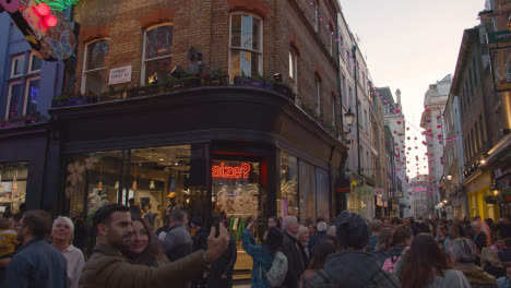 Cerca-De-Adornos-Navideños-Por-Encima-De-Londres-Reino-Unido-Carnaby-Street-8