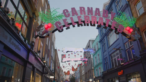 Nahaufnahme-Von-Weihnachtsschmuck-über-London-Uk-Carnaby-Street-9