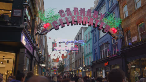 Nahaufnahme-Von-Weihnachtsschmuck-über-London-Uk-Carnaby-Street-10