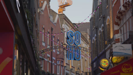 Nahaufnahme-Von-Weihnachtsschmuck-über-London-Uk-Carnaby-Street-11