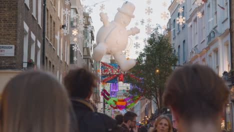 Nahaufnahme-Von-Weihnachtsschmuck-über-London-Uk-Carnaby-Street-12