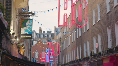 Nahaufnahme-Von-Weihnachtsschmuck-über-London-Uk-Newburgh-Street