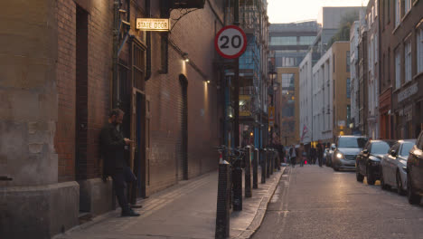 Puerta-Del-Escenario-Fuera-Del-Teatro-Del-West-End-De-Londres-Al-Atardecer