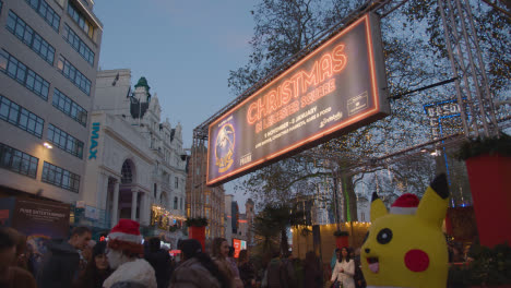 Luces-Y-Adornos-Navideños-En-Leicester-Square,-Londres,-Gran-Bretaña.