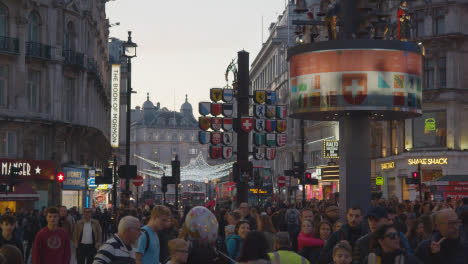 Luces-Y-Adornos-Navideños-Fuera-De-Las-Tiendas-Cerca-De-Leicester-Square,-Londres,-Reino-Unido-1