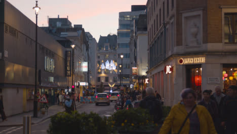 Lichter-Und-Weihnachtsschmuck-Außerhalb-Der-Geschäfte-In-Der-Nähe-Von-Leicester-Square-London-Uk-2