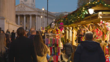 Mercado-Navideño-Fuera-De-La-National-Gallery-En-Trafalgar-Square,-Londres,-Reino-Unido-3