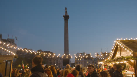 Mercado-Navideño-Al-Aire-Libre-En-Trafalgar-Square,-Londres,-Reino-Unido-Al-Atardecer