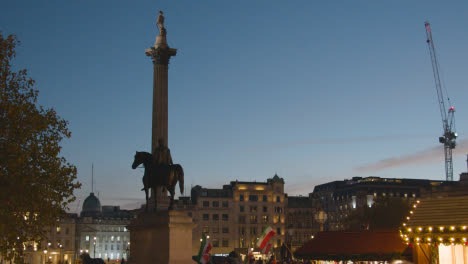 Outdoor-Weihnachtsmarkt-Auf-Dem-Trafalgar-Square-In-London-In-Der-Abenddämmerung-1