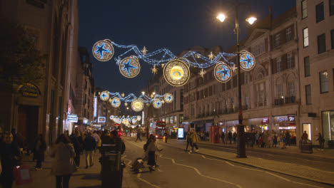 Luces-Y-Adornos-Navideños-Por-Encima-De-Oxford-Street,-Londres,-Reino-Unido-Por-La-Noche