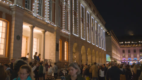 Weihnachtsbeleuchtung-Und-Dekorationen-Rund-Um-Covent-Garden-London-Uk-Bei-Nacht