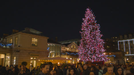 Árbol-De-Navidad-Con-Luces-Y-Adornos-En-Covent-Garden,-Londres,-Reino-Unido-Por-La-Noche