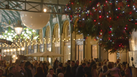 árbol-De-Navidad-Con-Luces-Y-Adornos-En-Covent-Garden-Londres-Reino-Unido-Por-La-Noche-1