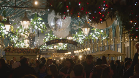 Weihnachtsbaum-Mit-Lichtern-Und-Dekorationen-In-Covent-Garden-London-UK-Bei-Nacht-2