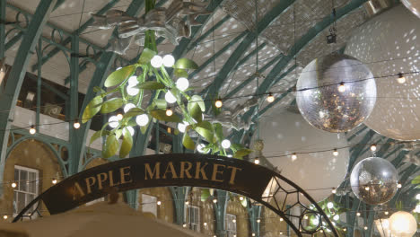 Cerca-De-Luces-Y-Decoraciones-Navideñas-En-Covent-Garden,-Londres,-Reino-Unido-Por-La-Noche