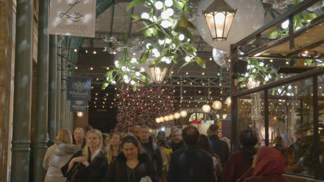 Weihnachtsbeleuchtung-Und-Dekorationen-In-Covent-Garden-London-UK-Bei-Nacht-2