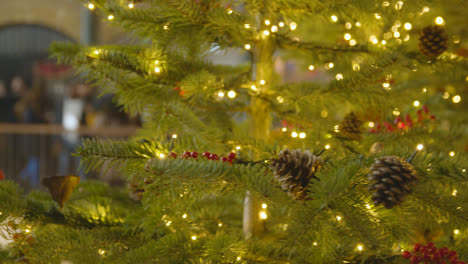 Weihnachtsbeleuchtung-Und-Dekorationen-Mit-Käufern-In-Covent-Garden-London-UK-Bei-Nacht-3