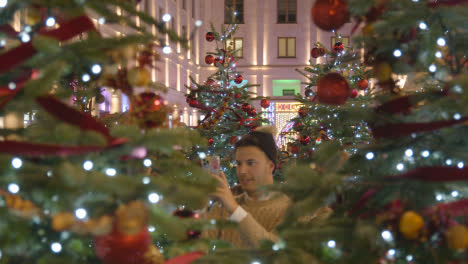 Luces-Y-Decoraciones-Del-árbol-De-Navidad-Con-Compradores-En-Covent-Garden,-Londres,-Reino-Unido-Por-La-Noche-6