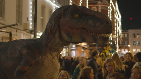 Ejecutante-De-La-Calle-Dinosaurio-Modelo-Operativo-En-Covent-Garden,-Londres,-Reino-Unido-Por-La-Noche