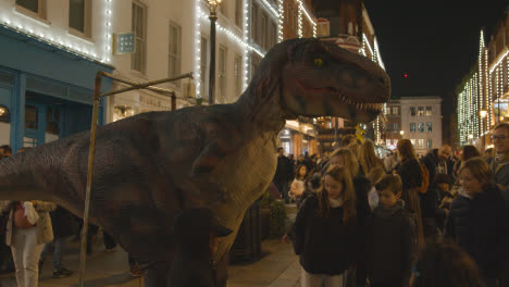 Ejecutante-De-La-Calle-Dinosaurio-Modelo-Operativo-En-Covent-Garden,-Londres,-Reino-Unido-Por-La-Noche-1