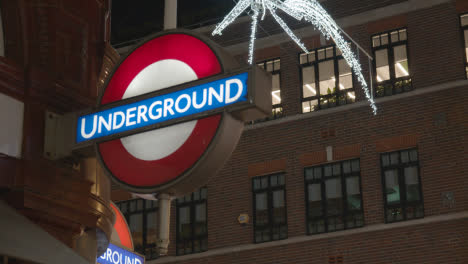 Cerca-De-Las-Luces-Y-Decoraciones-Navideñas-En-La-Estación-De-Metro-De-Covent-Garden,-Londres,-Reino-Unido-Por-La-Noche