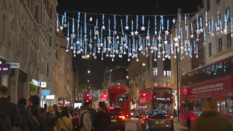 Decoraciones-De-Luces-Navideñas-En-Las-Tiendas-De-La-Calle-London-UK-Por-La-Noche-1