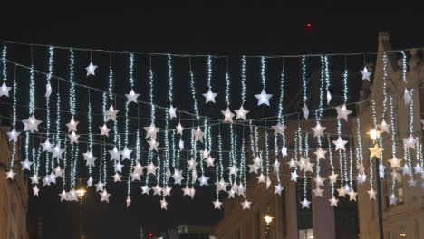 Decoraciones-De-Luces-Navideñas-Desenfocadas-En-Tiendas-En-La-Calle-London-UK-Por-La-Noche-2