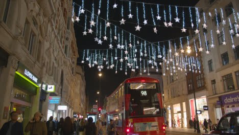 Decoraciones-De-Luces-Navideñas-En-Las-Tiendas-De-La-Calle-London-UK-Por-La-Noche-2