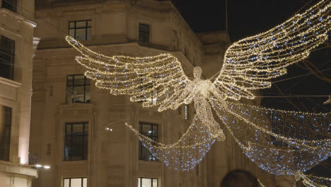 Primer-Plano-De-La-Decoración-De-Luces-Navideñas-De-ángel-En-Las-Tiendas-De-Londres,-Reino-Unido,-Regent-Street-Por-La-Noche-1