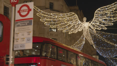 Cerca-De-La-Decoración-De-Luces-Navideñas-De-ángel-En-Las-Tiendas-De-Londres,-Reino-Unido,-Regent-Street-Por-La-Noche-2