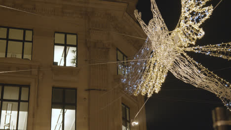 Cerca-De-La-Decoración-De-Luces-Navideñas-De-ángel-En-Las-Tiendas-De-Londres,-Reino-Unido,-Regent-Street-Por-La-Noche-4