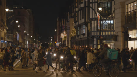 Luces-Y-Decoraciones-Del-árbol-De-Navidad-Con-Los-Compradores-En-Great-Marlborough-Street,-Londres,-Reino-Unido-Por-La-Noche